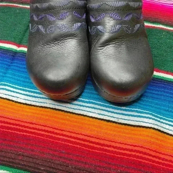 Dansko Womens Black/Purple Feather Clogs Womens 36 - Picture 3 of 7